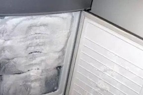 冰箱保鲜室结霜的原因及解决方法（冰箱保鲜室内结霜是如何产生的）