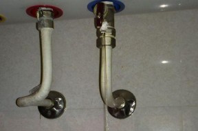 如何解决热水器水管滴水问题（热水器维修指南）