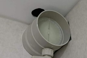投影仪投到水泥墙的问题及解决方法（保护墙面与优化投影效果）
