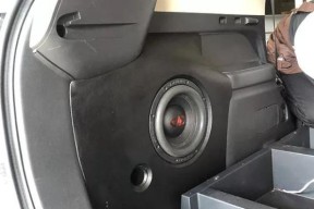 低音炮厚板上的孔有什么用途？安装时应该注意什么？
