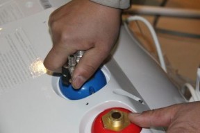 万家乐热水器报e1故障如何维修？