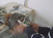 如何清洗油烟机上的壁纸（省时、省力又高效的清洁方法）