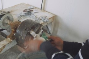如何清洗油烟机上的壁纸（省时、省力又高效的清洁方法）