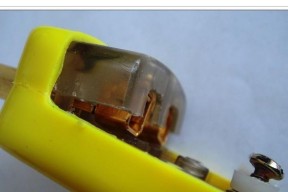 电视机插头的腿损坏了如何修复？需要更换新的吗？