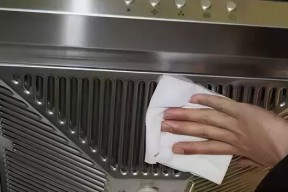楼下油烟机冒油怎么处理？清洁和维护的正确方法是什么？