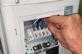 大金空调挂机故障关机的原因及处理方法（掌握解决大金空调挂机故障关机的技巧）