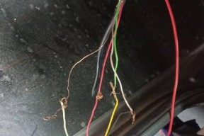 充电器上的红绿黄线各代表什么？如何正确识别？