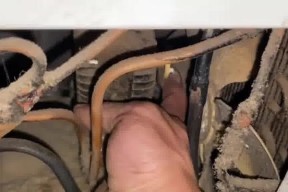 冰箱发出间歇性噪音是什么原因？如何解决？