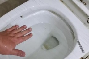 马桶堵了快速疏通方法（解决马桶堵塞的实用技巧）