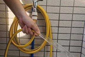 如何更换洗衣机清洗剂喷头（简单步骤让你轻松解决问题）