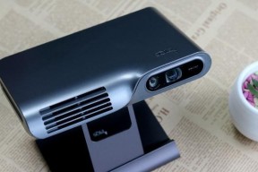 投影仪左上角出现黑块的原因是什么？