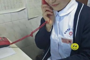 如何向护士借充电器？