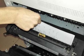 解决复印机滚轮卡纸问题（应对卡纸情况的实用方法）