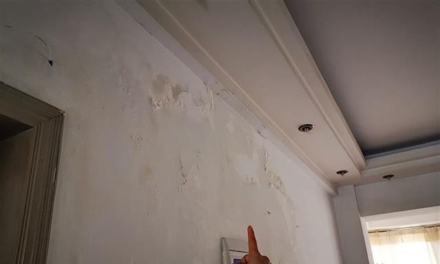 中央空调漏水掉墙皮的应对方法（解决中央空调漏水引起墙皮损坏的有效措施）  第1张