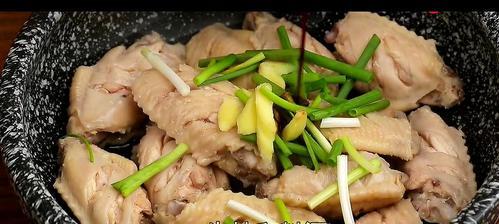 鸡肉的炒制秘籍——嫩滑开胃美味（提升口感的关键技巧与秘诀）  第1张