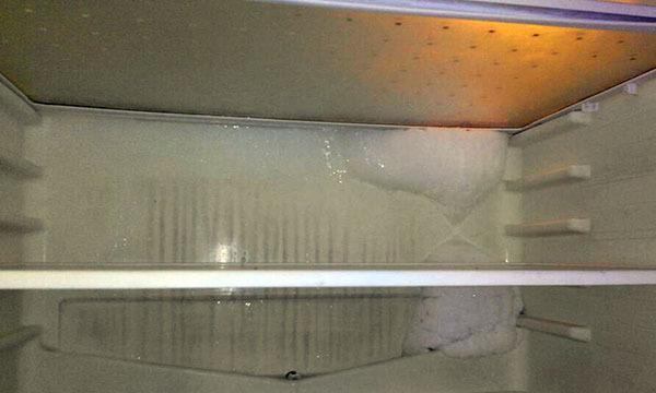 如何修理玻璃冰柜结霜问题（实用方法解决冷藏设备结霜困扰）  第1张