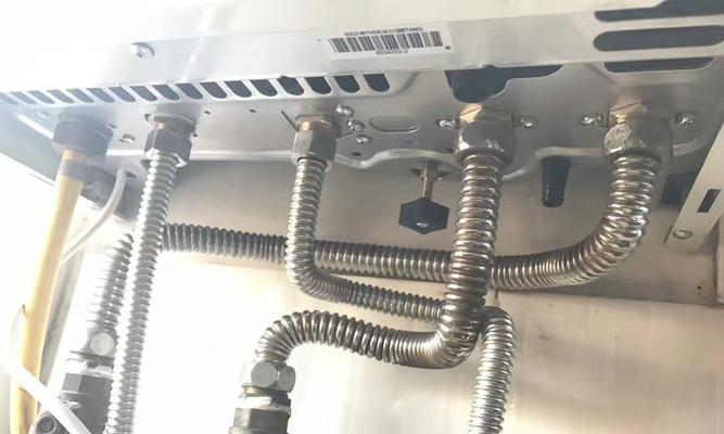 美的壁挂炉水箱漏水修理指南（解决美的壁挂炉水箱漏水问题的有效方法）  第1张