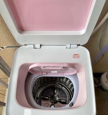 洗衣机夹住衣服怎么办（解决洗衣机夹衣服的常见问题与方法）  第1张