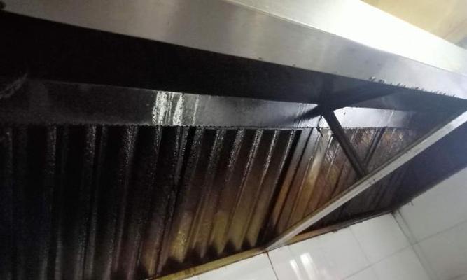 立式油烟机烟道清洗方法（彻底清除烟道污垢）  第1张