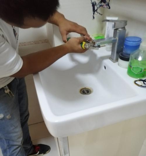 马桶底部边缘漏水的原因及解决方法（探究马桶底部边缘漏水的原因）  第3张