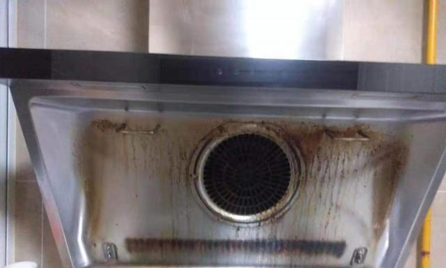 如何正确操作清洗油烟机电机（学习清洗油烟机电机的步骤和技巧）  第2张
