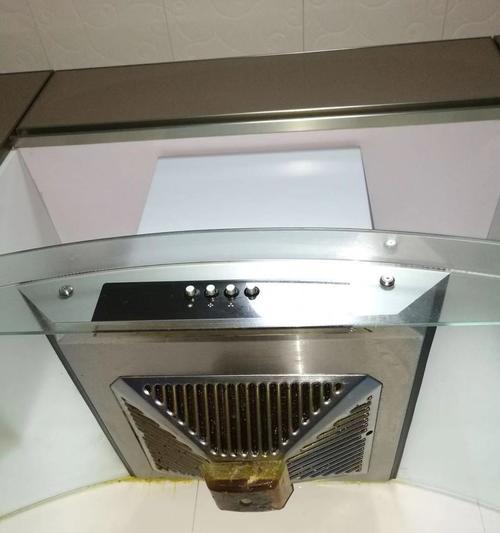 如何清洗油烟机内的油垢（简单有效的方法让油烟机持久清洁）  第1张