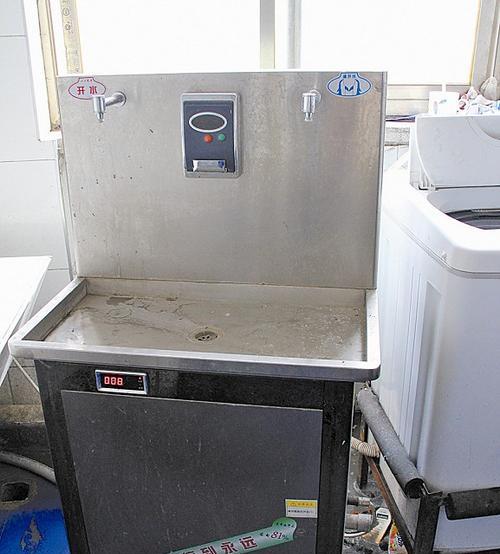 如何修饮水机漏水（解决饮水机漏水问题的方法及预防措施）  第2张
