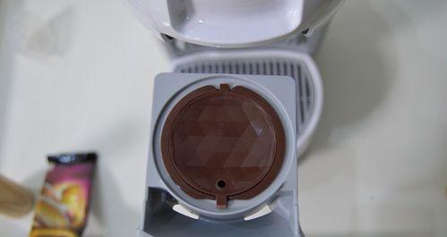 咖啡机水箱清洗和处理的必要性（保护咖啡机性能和延长使用寿命的关键步骤）  第1张