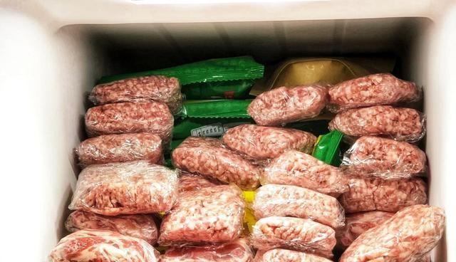 以冰箱冻肉解冻的最快方法（快速解冻冷冻肉品）  第2张