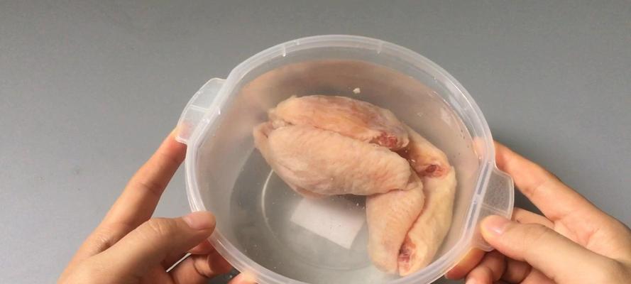 以冰箱冻肉解冻的最快方法（快速解冻冷冻肉品）  第1张