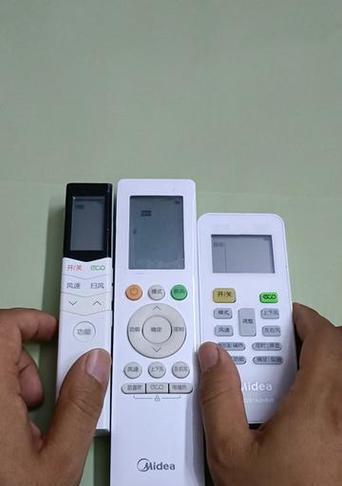 解决美的空调遥控器没有电的问题（怎样更换美的空调遥控器的电池）  第2张