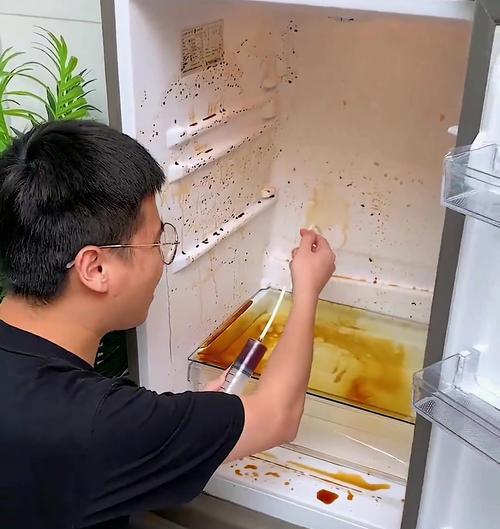 冰箱冷藏室排水孔堵塞怎么疏通（掌握正确方法）  第1张