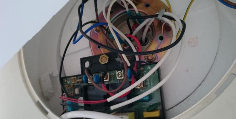 插电即跳闸的神州热水器问题解决方法（如何解决神州热水器插电即跳闸的故障）  第2张