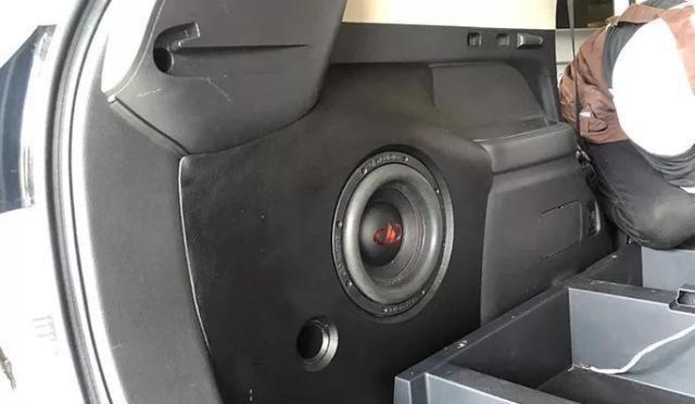 低音炮厚板上的孔有什么用途？安装时应该注意什么？  第1张