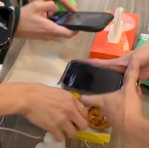 手机壳侧面喷漆如何清理？  第3张