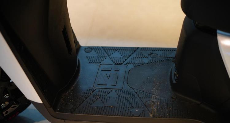 电瓶车靠背底座拆卸的正确方法是什么？  第1张
