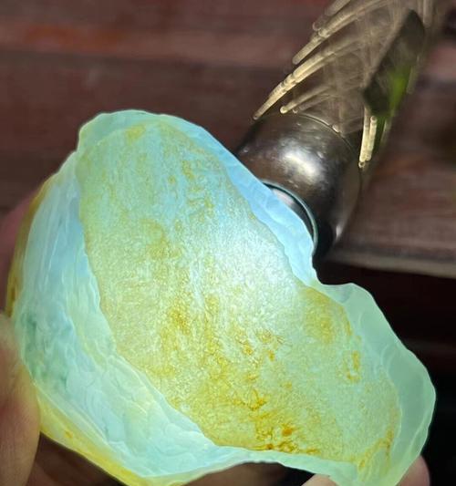 华为手机电池皮壳变黄如何清洁？能更换吗？  第2张