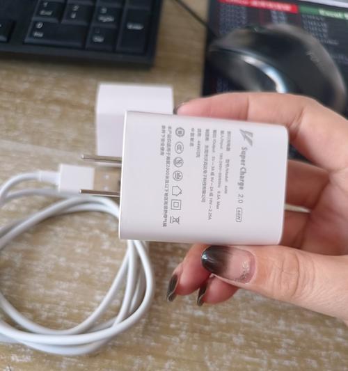 应用充电器如何给手机充电？使用中应注意什么？  第3张