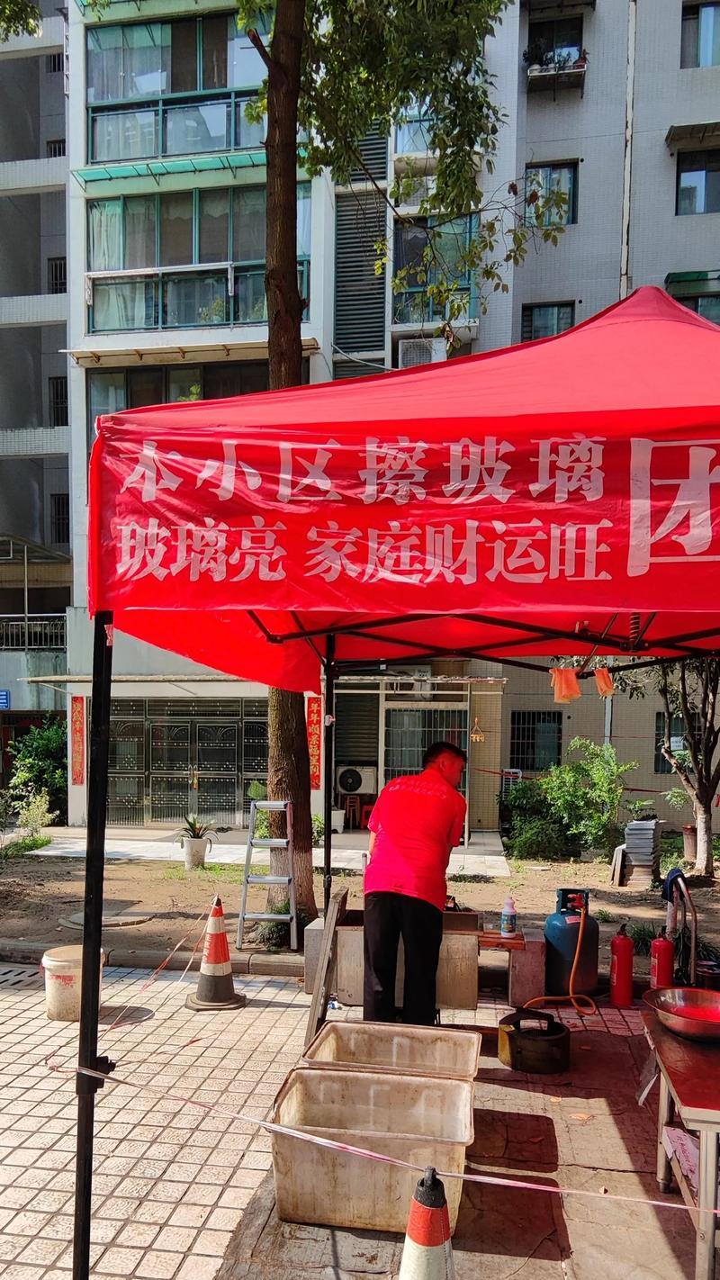 清洗抽油烟机上方的正确方法（掌握关键步骤，轻松清除油垢）  第1张