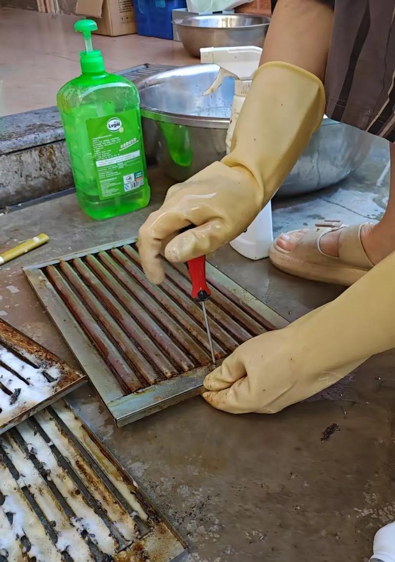 如何彻底清洁油烟机，让厨房恢复清新（高效清洗方法，让油烟机焕然一新）  第3张