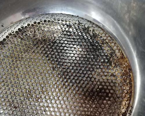 用小苏打清洗油烟机，轻松去除油污（简单实用的小苏打清洁方法，让你的油烟机焕然一新）  第2张