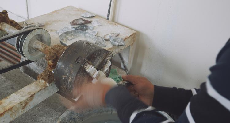 如何清洗油烟机上的壁纸（省时、省力又高效的清洁方法）  第1张