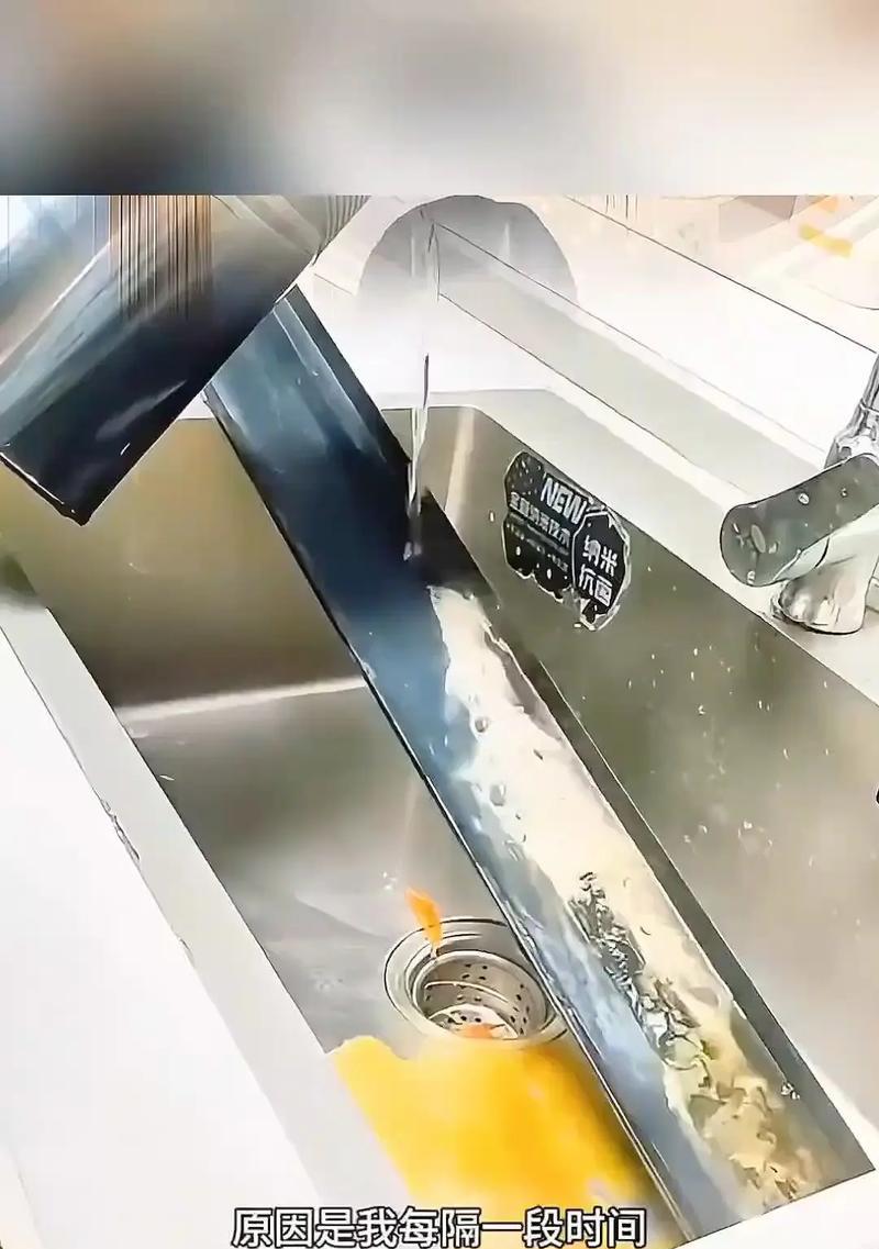 如何有效清洗油烟机漏斗中的油污（油烟机维护的小技巧，让清洗变得轻松愉快）  第2张