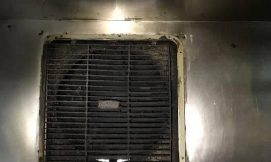 厨房油烟机底部进水怎么办（解决厨房油烟机底部进水问题的实用方法）  第3张