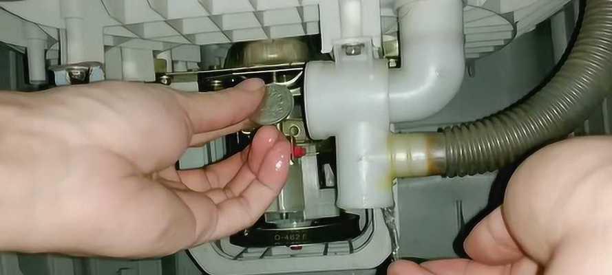 洗衣机泵盖漏水的维修方法（解决洗衣机泵盖漏水问题的实用技巧）  第2张