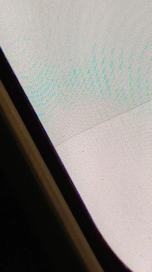 投影仪镜头出现绿点问题的解决方法（如何处理投影仪镜头上的绿点）  第2张